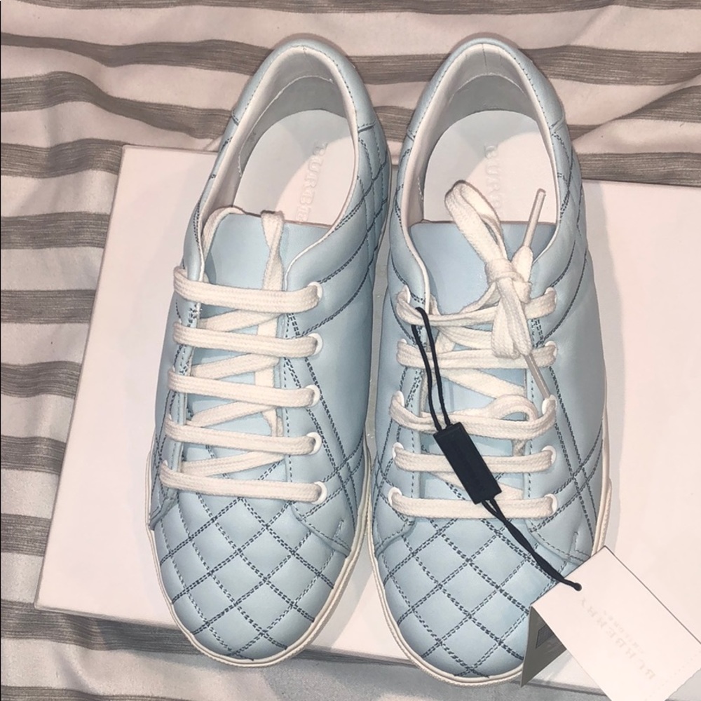 Burberry Children’s Sneakers size 2.5Y - 💕